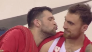 Milutinov krenuo na sudiju, Papanikolau ga smirio "poljupcem" (VIDEO)