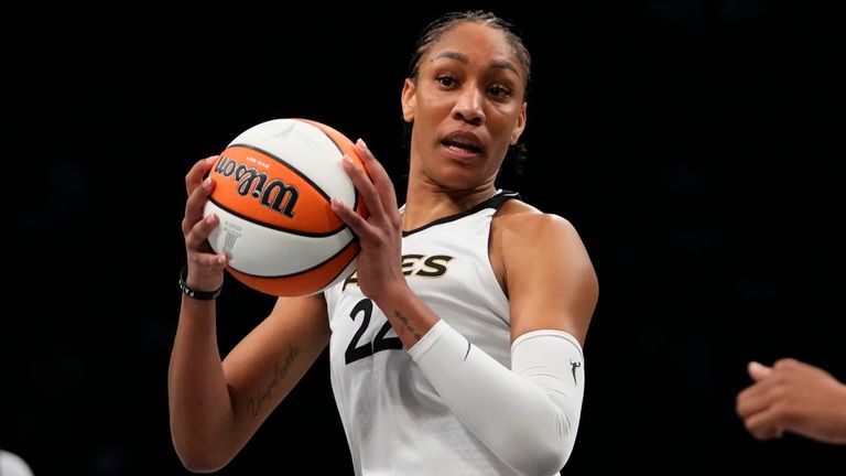Las Vegas Aces' A'ja Wilson (22) gleda da prođe tokom drugog poluvremena u igri 4 finalne plej-of serije WNBA košarke protiv Njujorške slobode, sreda, okt. 18, 2023, u Njujorku. Asovi su pobedili 70-69. (AP Photo/Frank Franklin II)