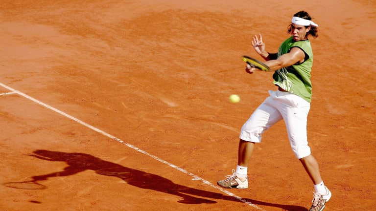 Nadal je napravio nezaboravan debi na Rolan Garosu 2005. godine, osvojivši titulu u ovom legendarnom Nike dresu.