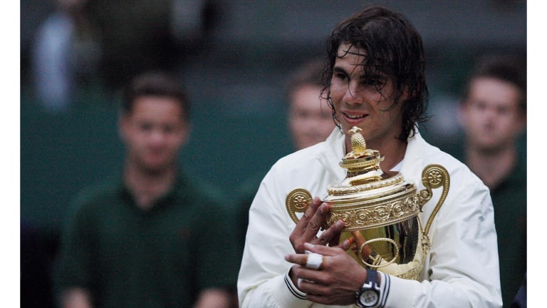 Nadal je prvi put podigao trofej Vimbldona 2008. godine, a u trenutku je uzeo vekove u momentalno prepoznatljivoj Nike toplinoj jakni i luksuznom satu.