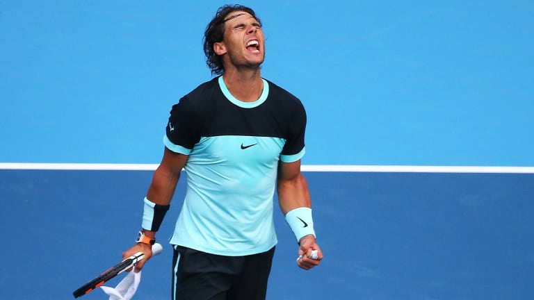 Nadal se odlučio za visok kontrast u ovom cijansko-crnom Nike kompletu tokom trčanja u Šangaju 2015.