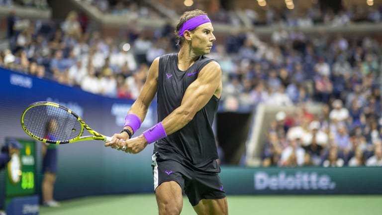 Nadal je vratio svecrni Nike komplet – ovog puta sa popom ljubičaste boje – i vratio se majici bez rukava tokom trčanja za titulu na US Openu 2019.