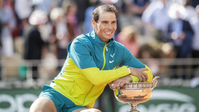 Nadal je tokom svoje rute do krune Rolan Garosa 2022. otišao sa til i žutom bojom – u to vreme to je bila rekordna 22. Grend slem titula.