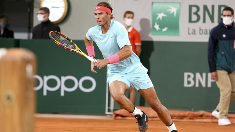 Rolan Garos je 2020. pomeren za oktobar zbog COVID-19. Nadal se vratio u svoju novu normalu osvajanja grend slem titula na šljaci u ovom svetlo plavom i penušavom roze kompletu.