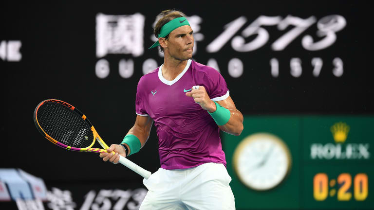 Nadal je svoju 22. Grend slem titulu obeležio na Australijan openu 2022. godine u ovom duboko ljubičastom i til kompletu.