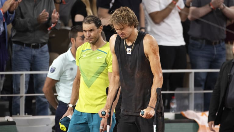 Aleksandar Zverev je tri uzastopne sezone na Rolan Garosu stigao do polufinala. Jedan od takvih završen je tako što je Rafael Nadal pomogao povređenom Nemcu posle dva seta brutalnog tenisa koji oduzima dah.