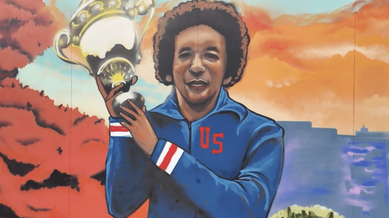 Mural Artura Eša se udvostručuje kao tabla.