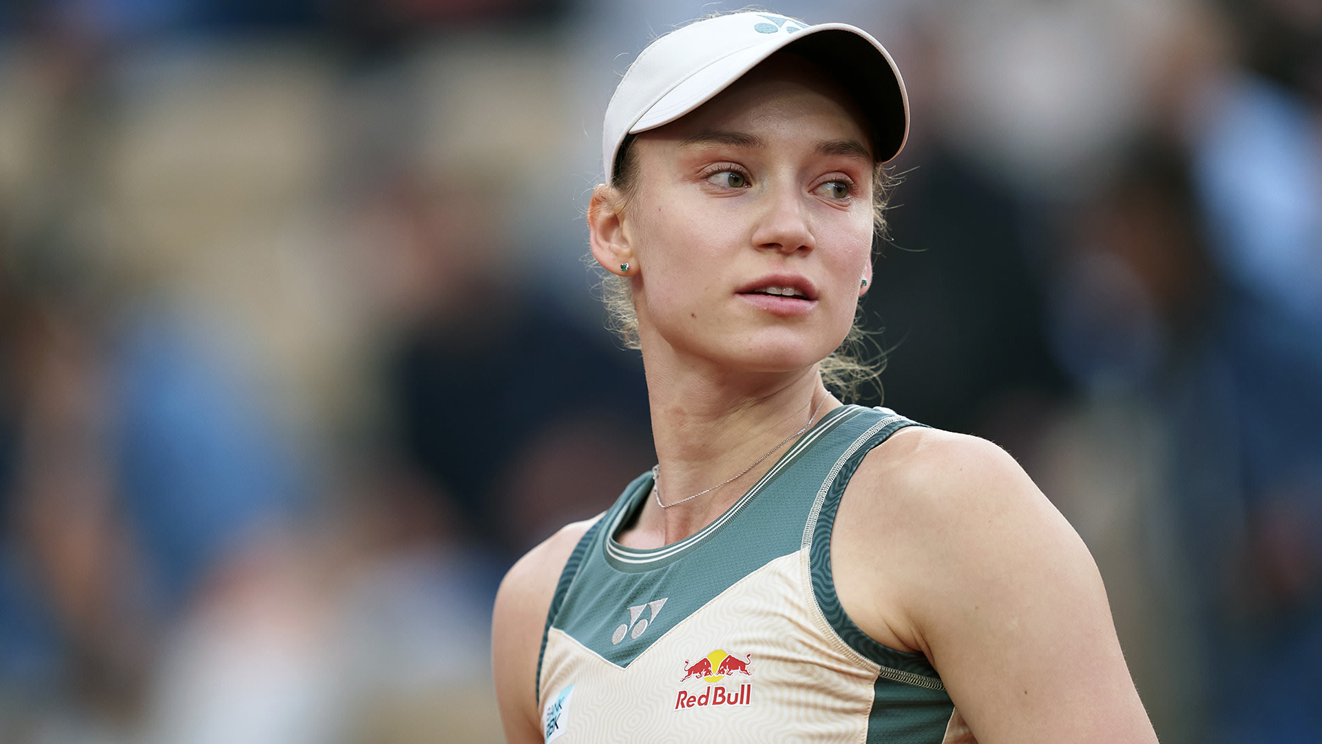 Outfit of the Day: Elena Rybakina pušta svoj novi Yonex komplet da priča na Rolan Garosu