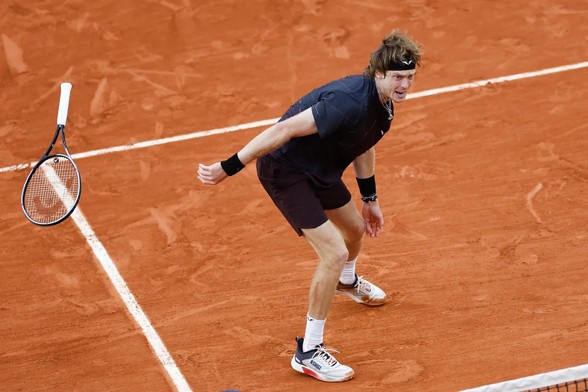 Andrej Rublev pada na Arnaldija i gubi kontrolu: Reketi na zemlju, protiv kolena, vrište...