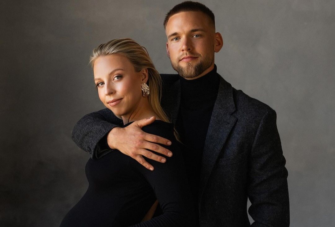Anett Kontaveit najavila trudnoću u elegantnom, svecrnog porodiljskog fotografisanja