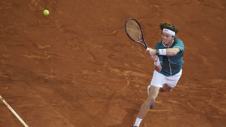 Andrej Rublev je izašao sa mastersa u Madridu koji je opustošio povredu kao njegov šampion, iako čak ni on nije prevladao nepovređen.