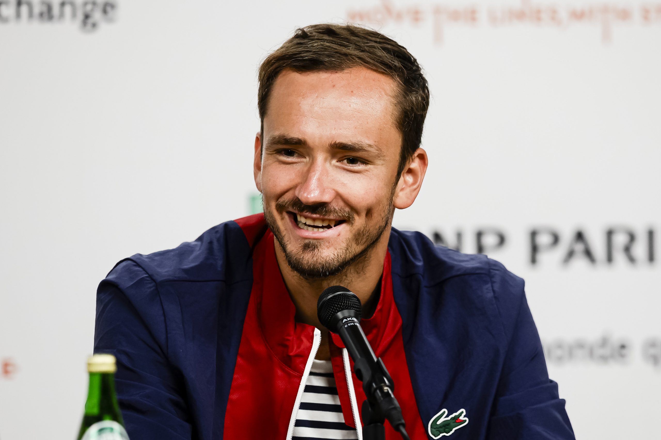 Daniil Medvedev pomaže u krštenju teniskih terena u pariškom predgrađu koji su dobili ime po njemu