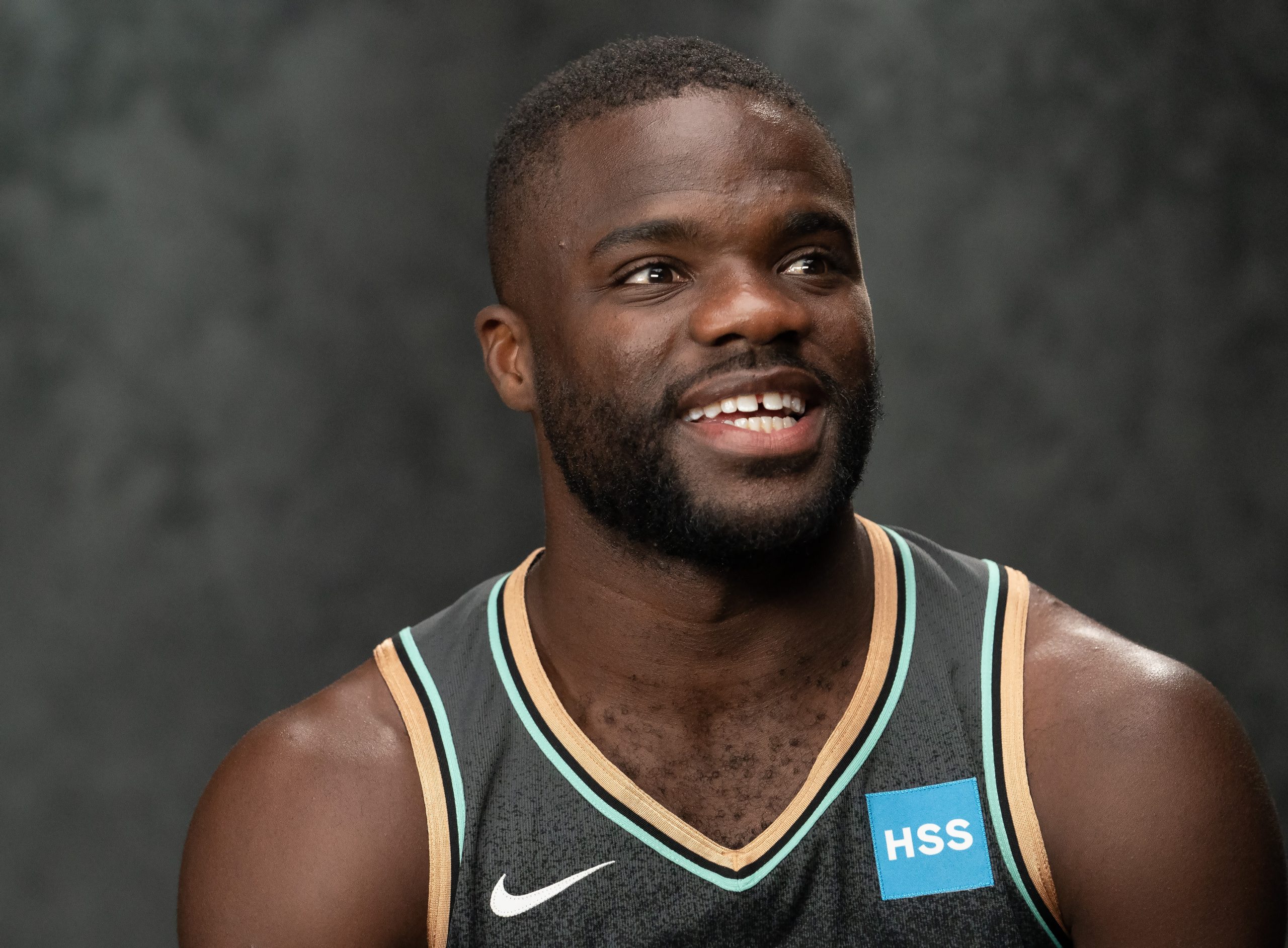 Frances Tiafoe sports Joakim Noah's Chicago Bulls dres na treningu Rolan Garosa
