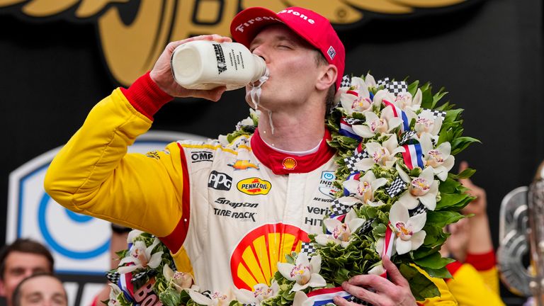 Jozef Njugarden slavi posle pobede u auto trci Indijanapolis 500 u Indijanapolisu Motor Speedway u Indijanapolisu, u nedelju, 26. maja 2024. (AP Photo/Michael Conroy)