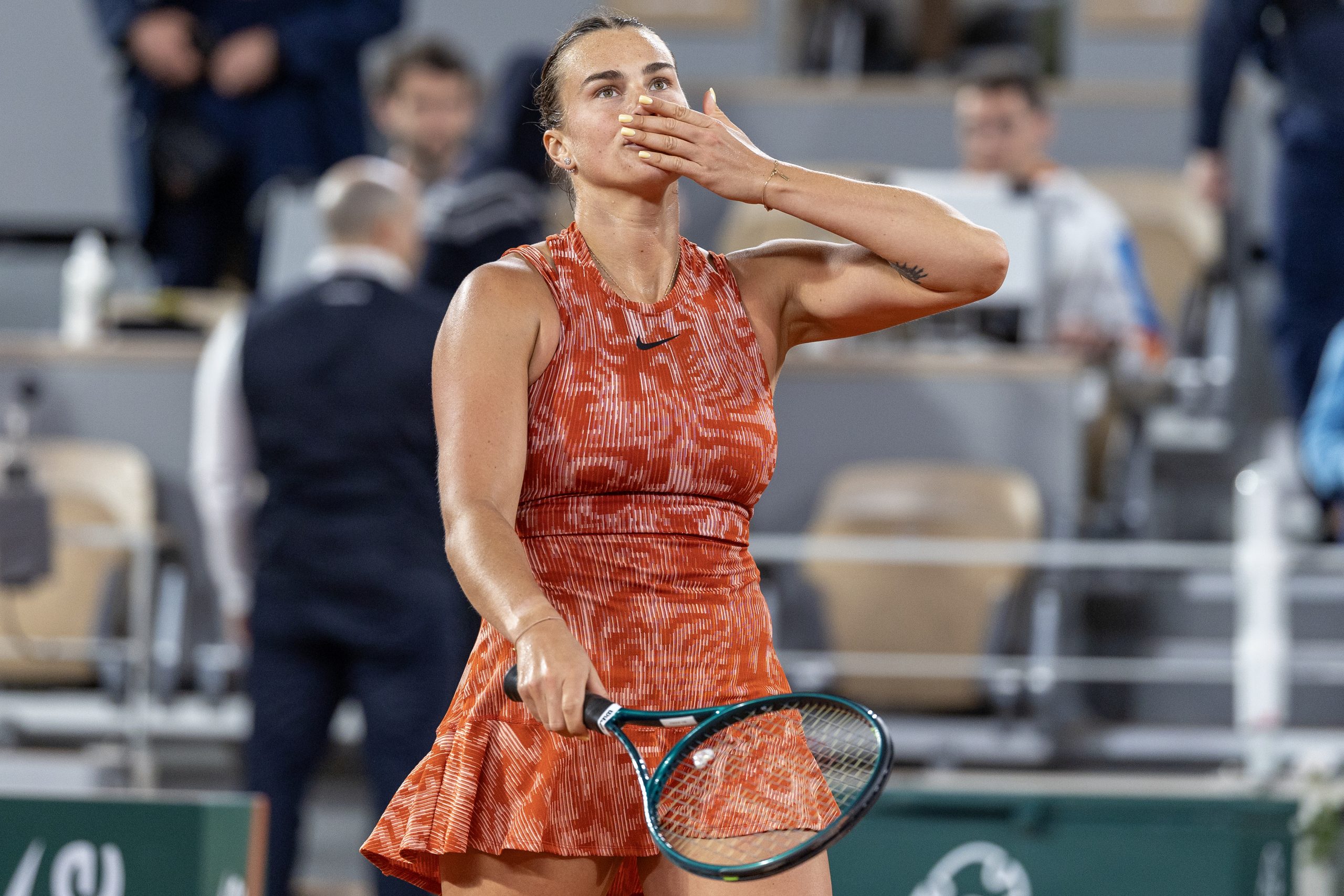 Kraljica plesa Aryna Sabalenka žlebovi sa klincima sa rolan Garos lopte