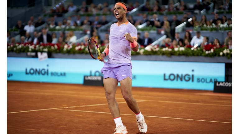 Nadal je nastavio da donosi jarke boje i kombinovane oči tokom onoga što se očekuje da bude njegova oproštajna sezona – viđena ovde u pastelno ljubičastoj boji na Madrid Openu.