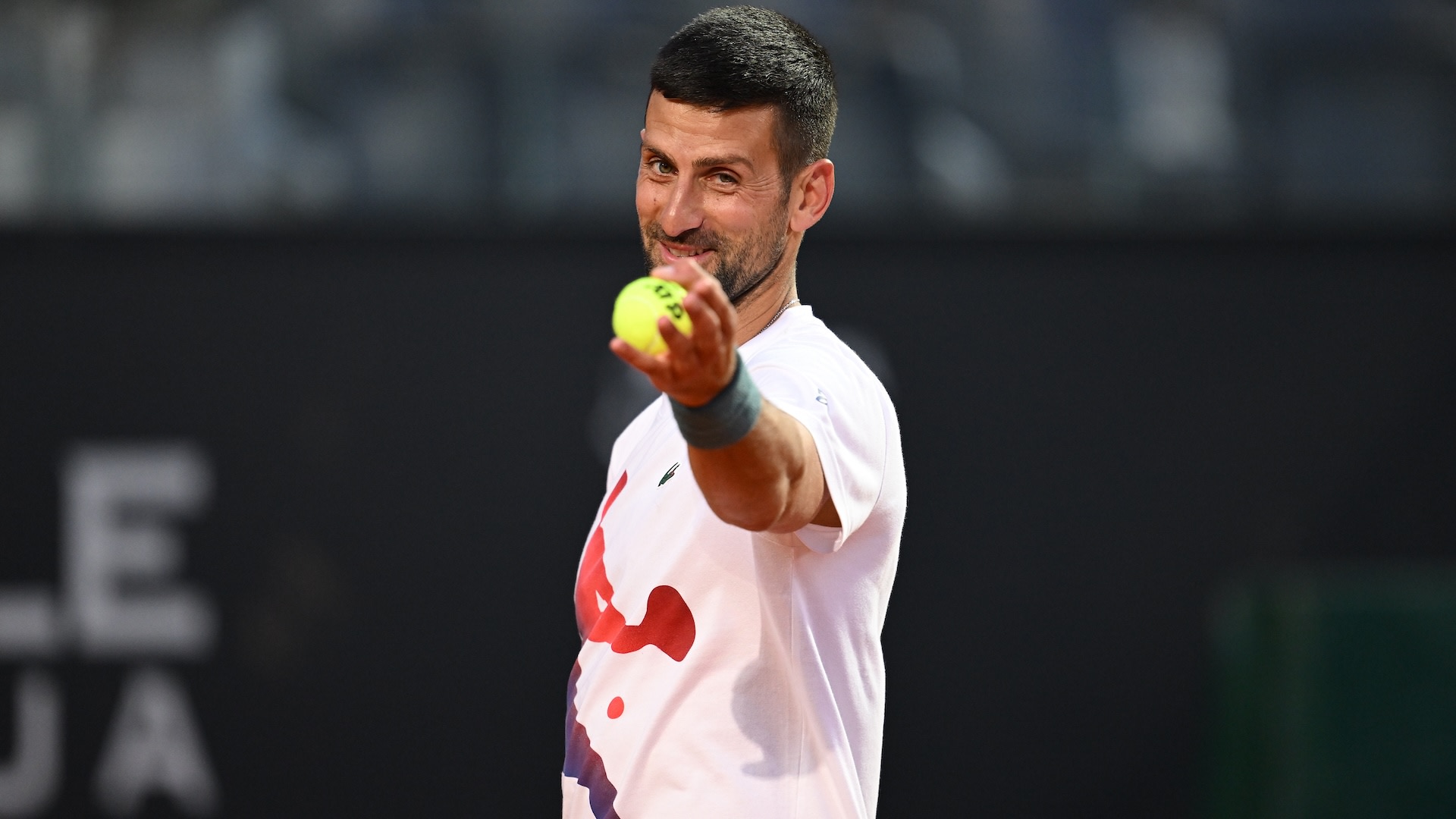 Novak Đoković se vraća na trening u Rimu sa kacigom posle povrede potpisuje autograme
