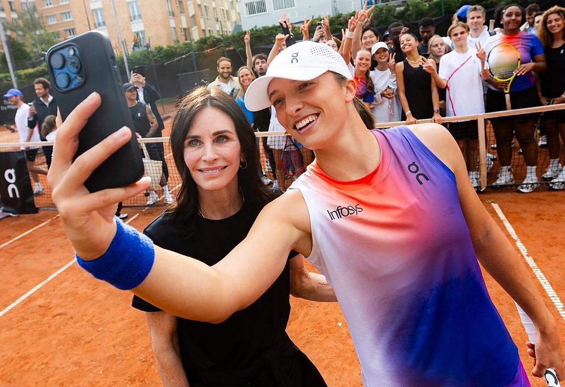 Zabava sa prijateljima! Iga Swiatek hits with Courteney Cox in new Roland Garros On kit