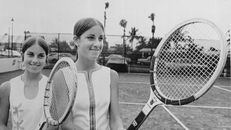 16-godišnja Kris Evert, 1972, sa svojom sestrom Žanom.