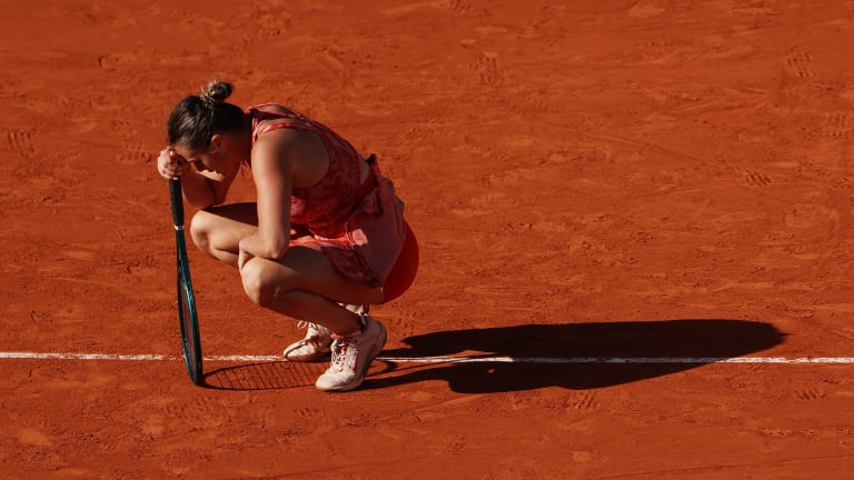 Sabalenka se borila sa, kako se činilo, stomačnim bolestima tokom celog meča, uzimajući više medicinskih tajmauta da bi rešila to pitanje.