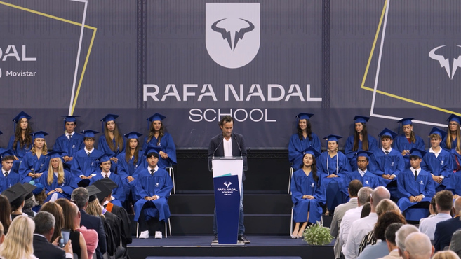 Carlos Moyà se kladi na vrednosti kao kum na diplomiranju Akademije Rafa Nadal od Movistara