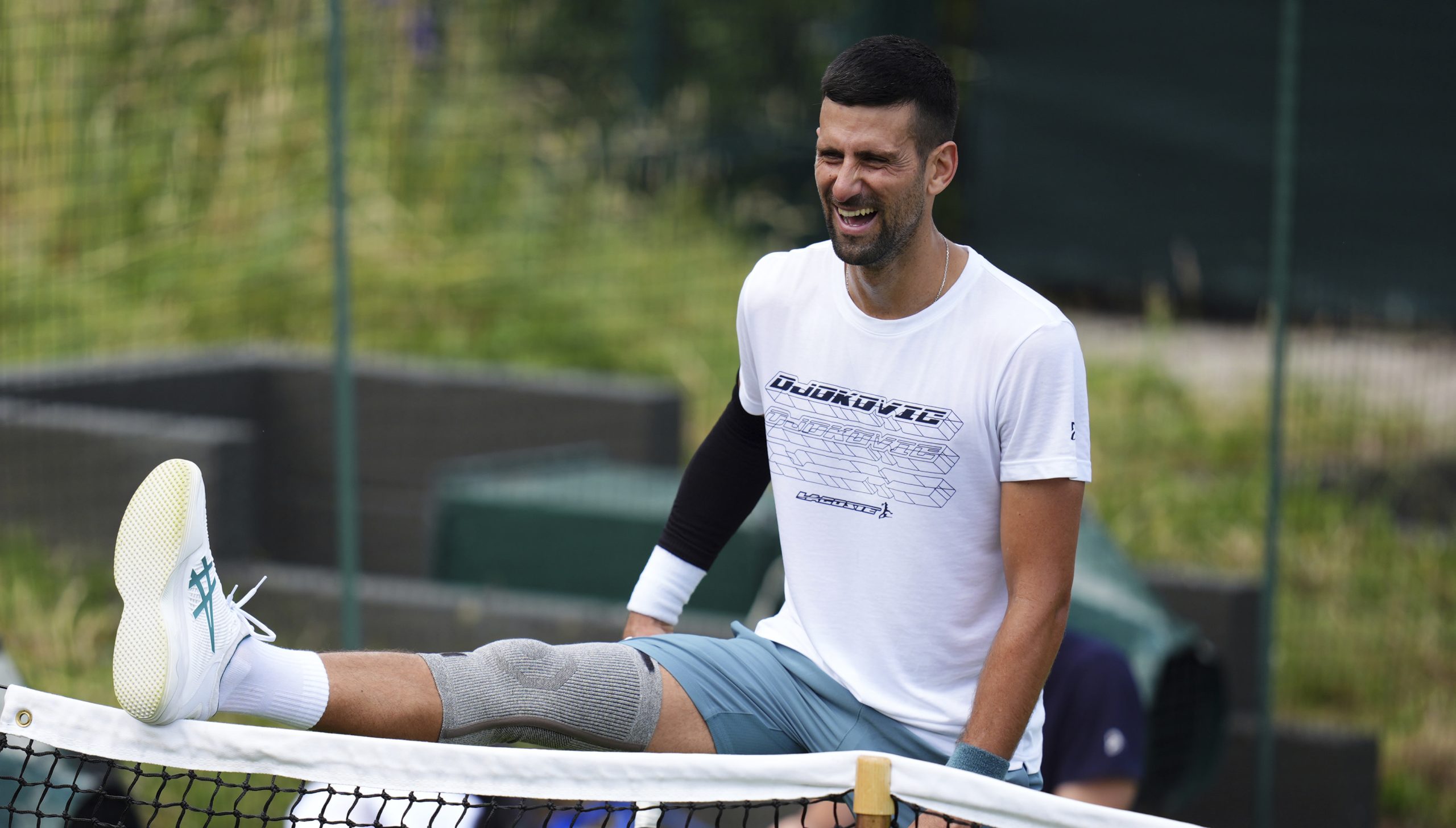 Još jedan korak napred: Novak Đoković udario na Vimbldon noseći kompresivni rukav kolena