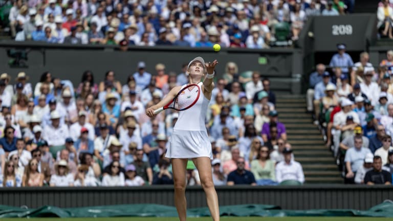 Posluženje Elene Rybakine je poražavajuće bilo gde, ali naročito na travnjacima u All England Klub.