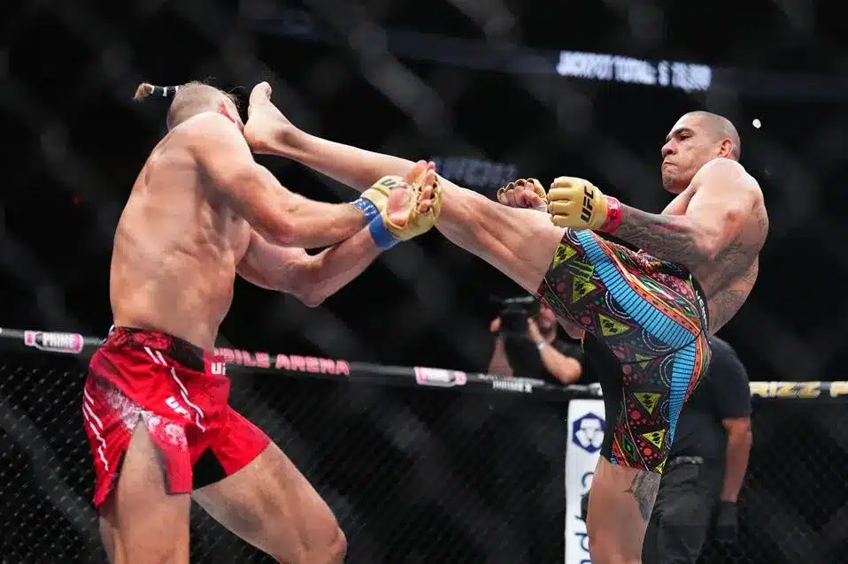 Aleks Pereira isporučio udarac glavom u drugoj rundi Jirži Pročazka na UFC 303