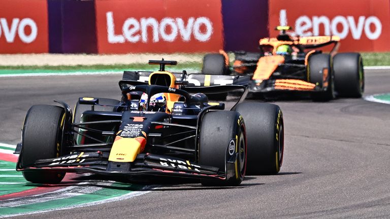 Holandski vozač Red Bul Rejsinga Maks Verstapen (L) i Meklarenov britanski vozač Lando Noris takmiče se tokom Trke za Veliku nagradu Formule 1 Emilije Romegne na trkačkoj stazi Autodromo Enco e Dino Ferari u Imoli 19. maja 2024. godine. (Foto: GABRIEL BOUYS / AFP)