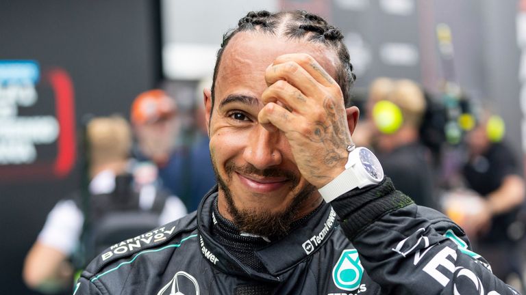 BARSELONA, ŠPANIJA - 23. JUN: Luis Hamilton (44) iz Velike Britanije i tim Mercedes-AMG Petronas F1 Team proslavljaju završnicu podijuma posle Velike nagrade Formule 1 Španije u nedelju, 23. juna 2024. godine na stazi 