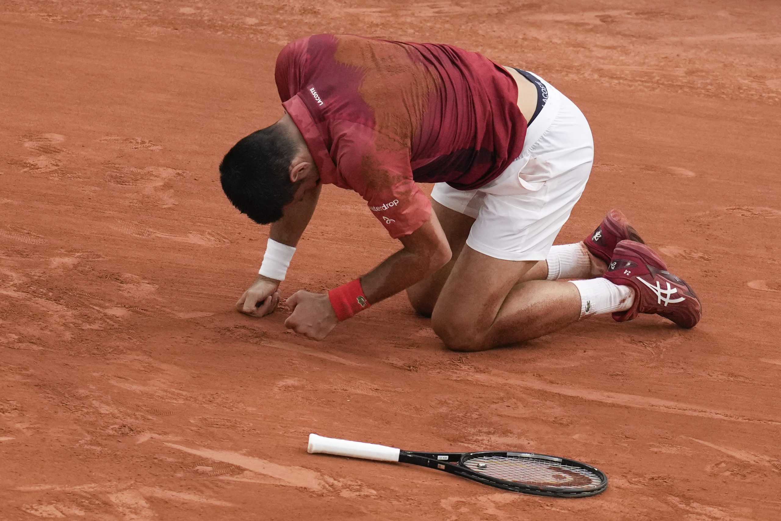 Novak Đoković se povlači sa Rolan Garosa sa povredom kolena i izgubiće plasman br. 1