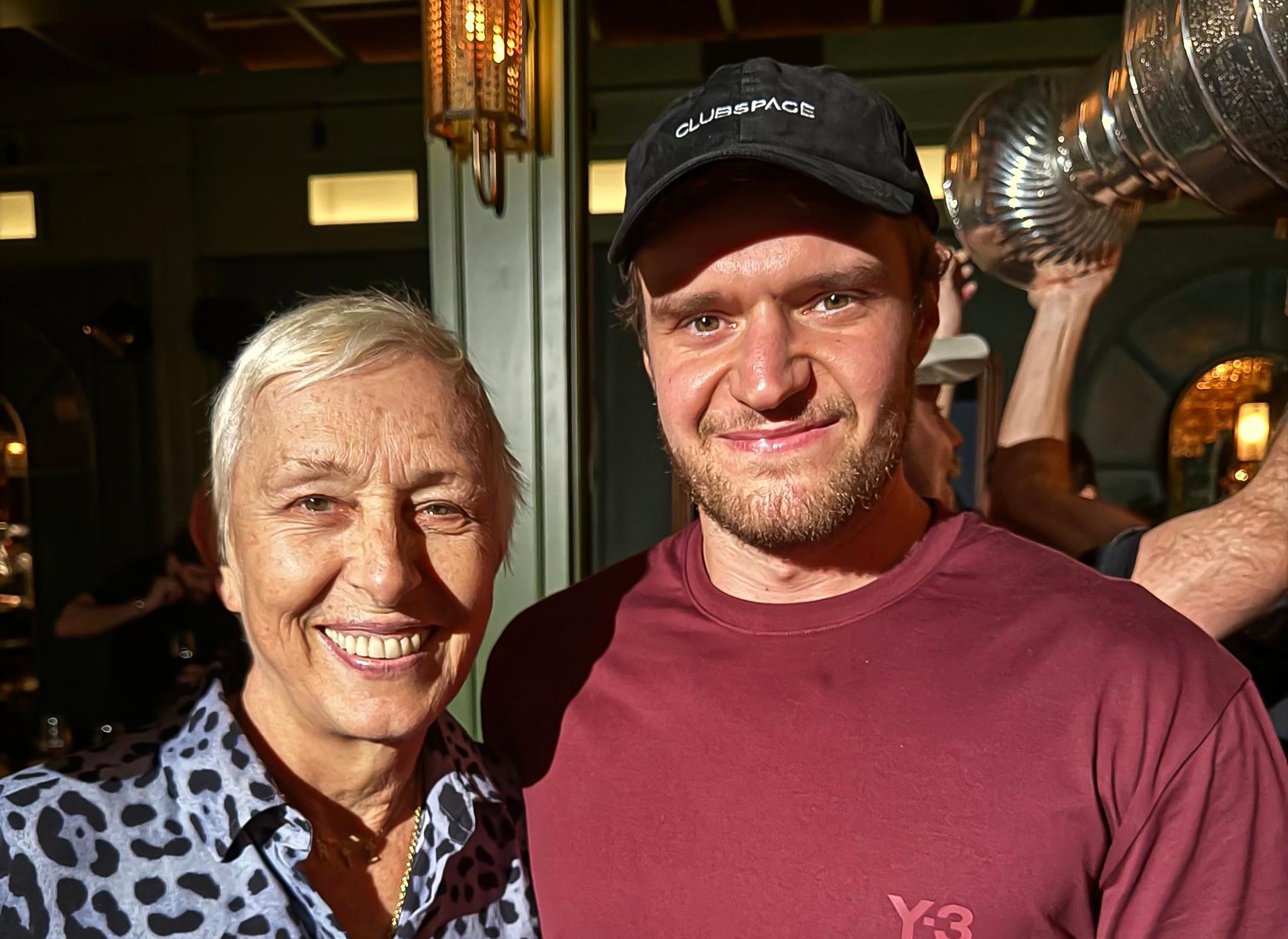 POGLEDAJTE: Martina Navratilova pijucka pivo sa Stenli kupa posle susreta sa Aleksandrom Barkovim