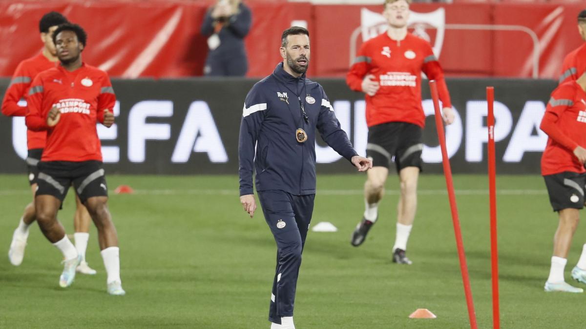 Rud van Nistelroj pred povratak u Mančester junajted