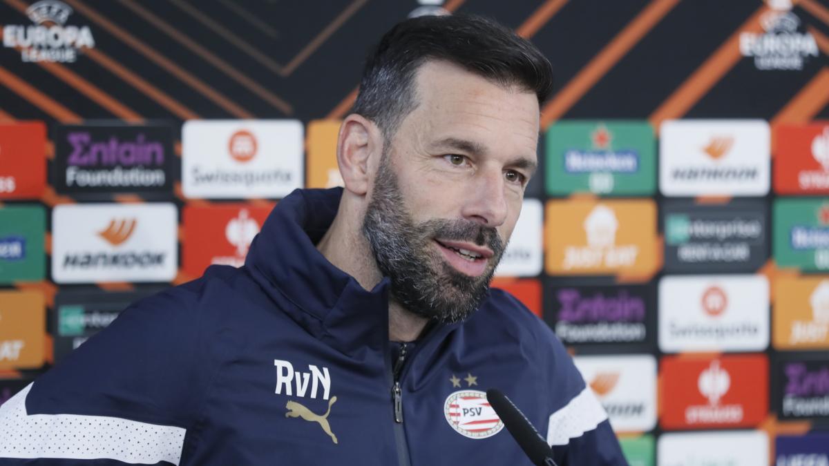 Rud van Nistelroj razgovara sa Burnlijem... i Mančester junajted