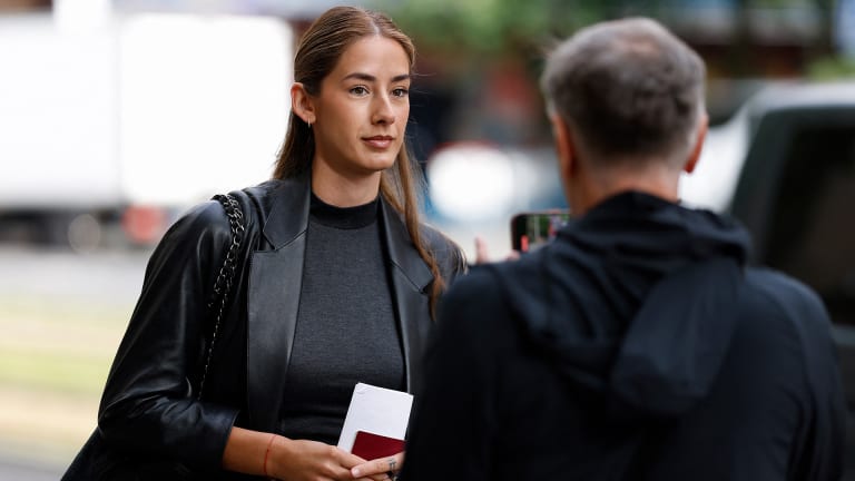Brenda Patea, ko-tužiteljka i Zverev bivši partner, stiže u sudnicu da prisustvuje početku žalbe igrača na novčanu kaznu zbog navodnog napada na bivšu devojku.