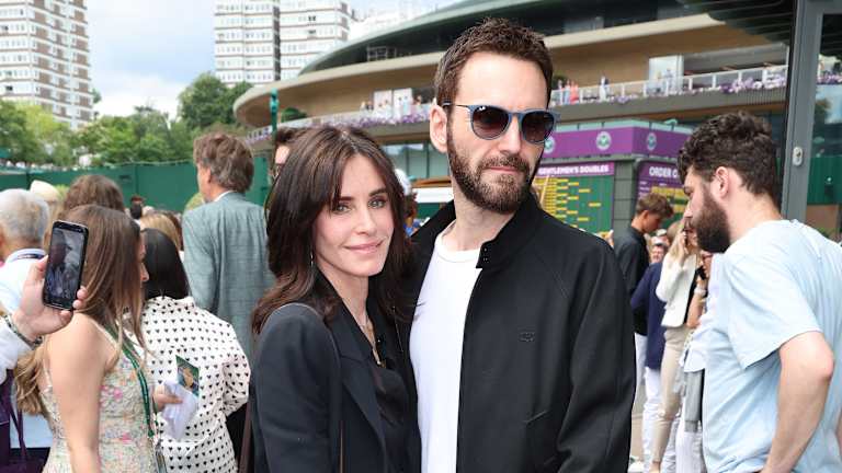Biжe tu za tebe! "Prijatelji" Zvezda Courteney Cox bila je među slavnom publikom.
