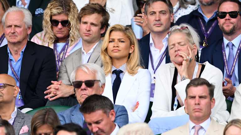 Zendaya se vratila drugi dan za redom, izgledajući kul u hrskavom belom blejzeru i crnoj kravati.