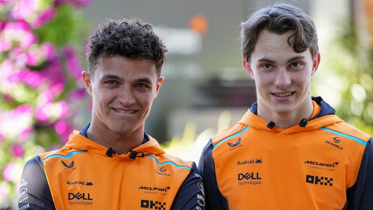 Vozač McLarena Lando Norris, levo, iz Britanije i Oskar Pjastri iz Australije reaguju uoči Velike nagrade Australije Formule 1 u Albert Parku, Melburn, Australija, četvrtak, 21. marta 2024. godine. (AP Photo/Asanka Brendon Ratnayake)