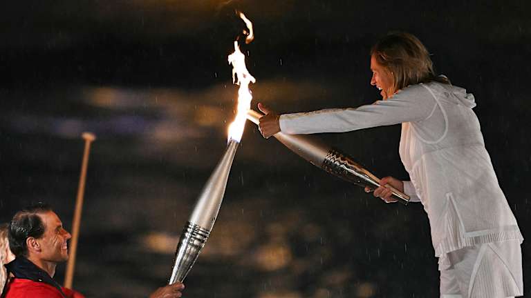 Ako ste mislili da je to kraj teniske veze, razmislite ponovo. Izašao je dvostruki grend slem šampion, direktor turnira Rolan Garosa i francuski heroj Amelie Mauresmo da primi plamen od Nadala.