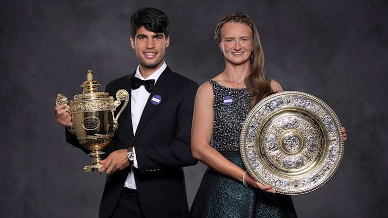 Šampioni Karlos Alkaraz i Barbora Krejčikova poziraju sa svojim trofejima u singlu na Vimbldonu.