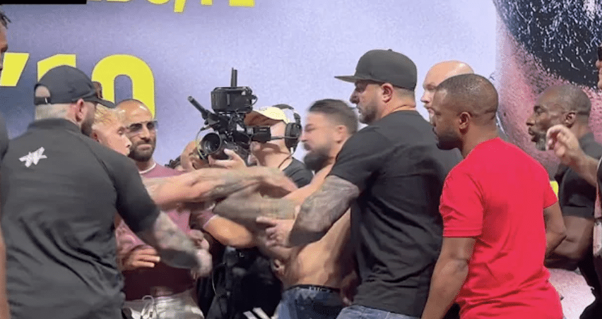 Jake Paul i Mike Perri razdvojeni od strane obezbeđenja tokom Face-Off