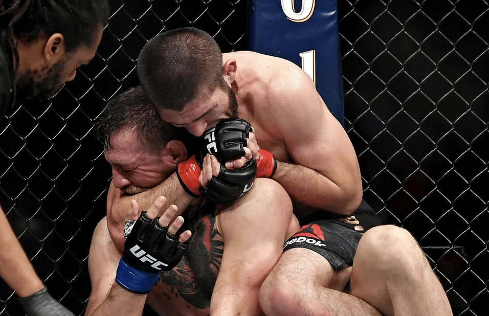 Snimci pokazuju da je Khabib pljunuo na McGregora nakon pobede UFC 229