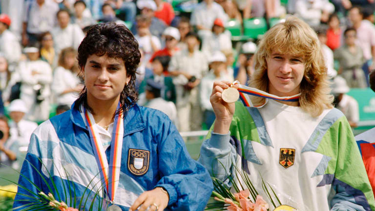 Štefi Graf je pobedila Gabrijelu Sabatini, 6-3, 6-3, i osvojila Zlatni slem na Letnjim igrama 1988. u Seulu, Južna Koreja - povratak tenisa na olimpijsku scenu posle 64 godine.