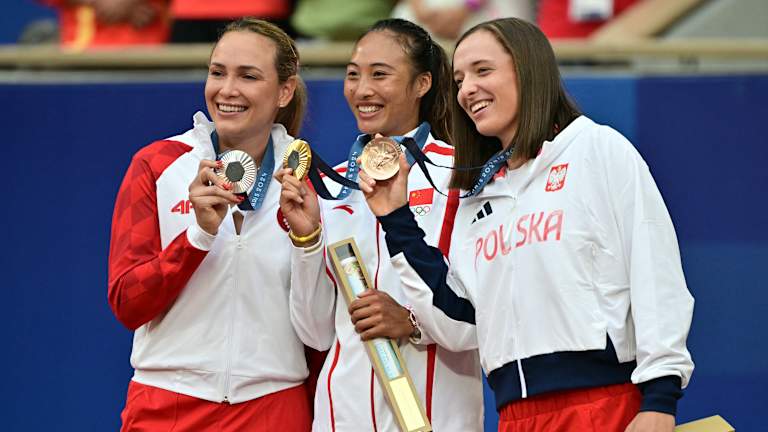 Zheng je bila na vrhu podijuma na kojem su se nalazili srebrna medalja Donna Vekić i svetski broj 1 Iga Sviatek, koju je pobedila u polufinalu.