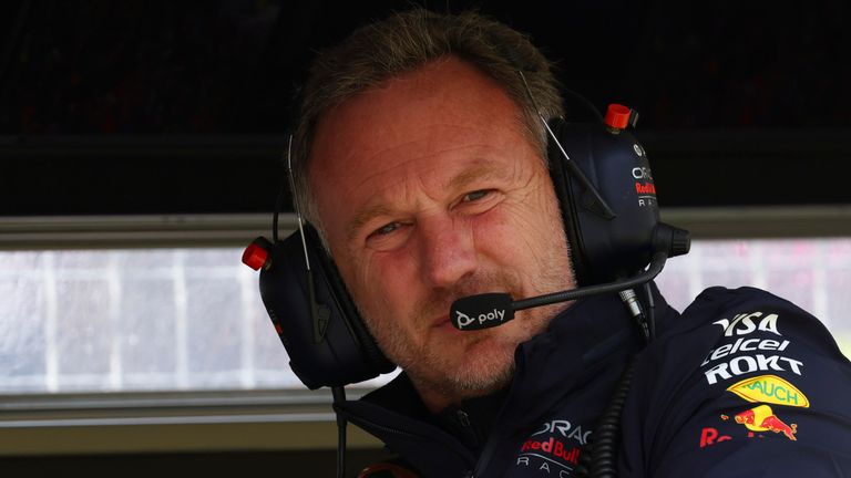 Šef Red Bul tima Kristijan Horner gleda tokom kvalifikacija na trkalištu Silverstone, Silverstone, Engleska, subota, 6. jul 2024. Velika nagrada Formule 1 Velike Britanije održaće se u nedelju. (AP Photo/Andrev Boyers/Pool)
