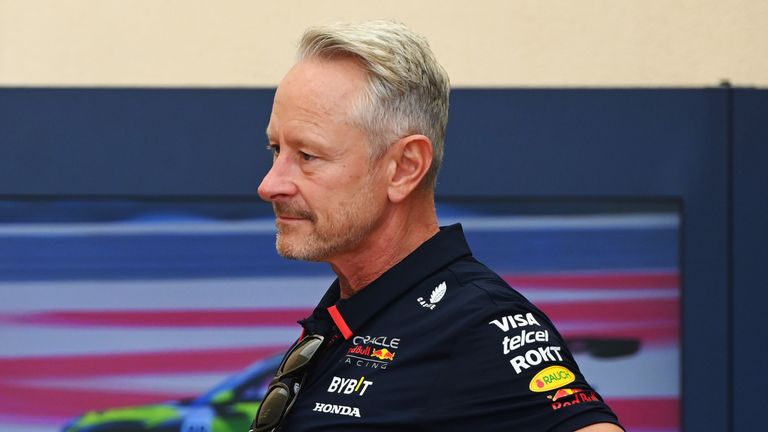 BAHRAIN INTERNATIONAL CIRCUIT, BAHREIN - MART 01: Helmut Marko, konsultant, Red Bull Racing, sa Jonathanom Vheatleyem, menadžerom tima, Red Bull Racing tokom VN Bahreina na Bahrain International Circuit u petak 01. marta 2024. u Sakhiru, Bahrein. (Foto: Mark Sutton / Sutton Images)