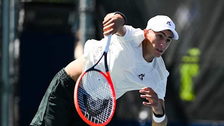 Udaranje akcija udarca servis ima reket završava od strane dominantne noge igrača