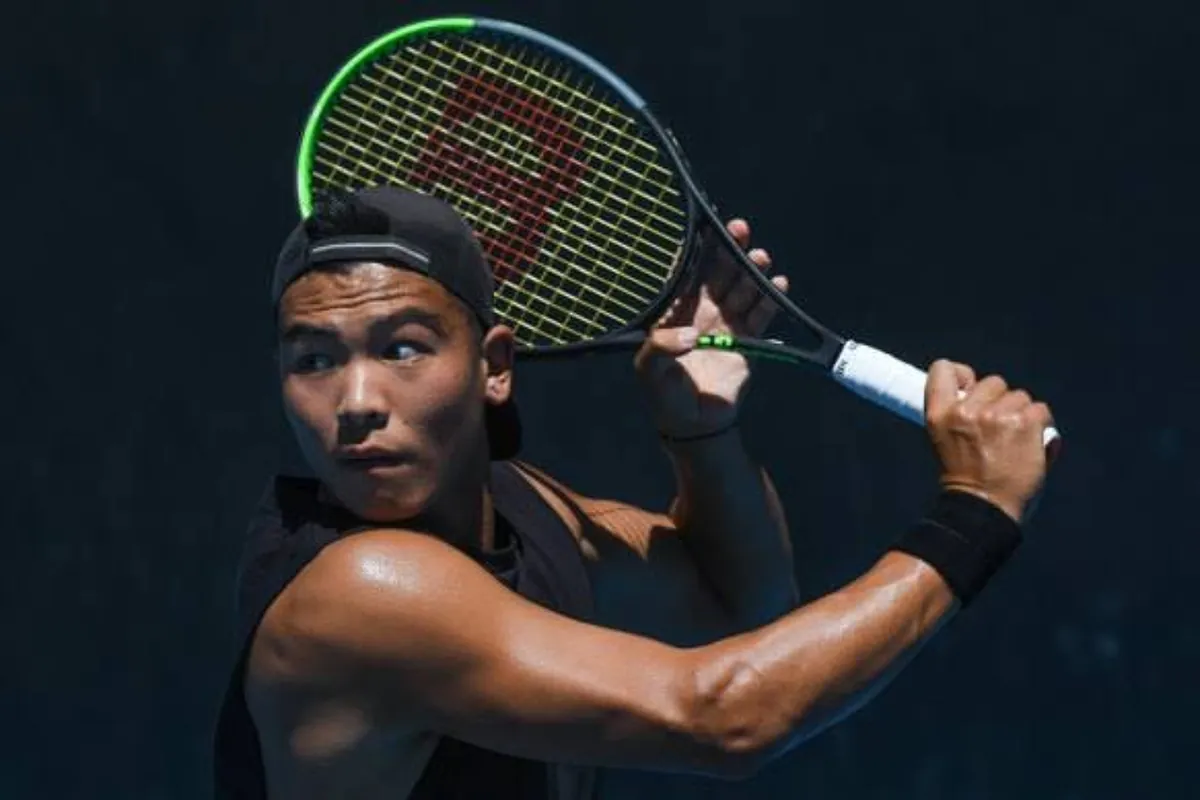 Li Tu, Alkarazov prvi protivnik: počeo je u badmintonu, kineskog porekla, gubitak majke, trijumf na ATP-u...