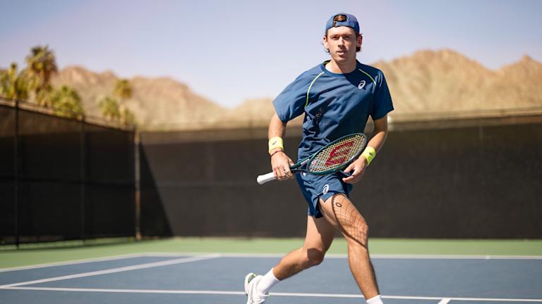 Alek de Minaur u meču Actibreeze Short Sleeve Top, Match 7-in Shorts, Solution Speed FF 3 cipele, i PF Cap