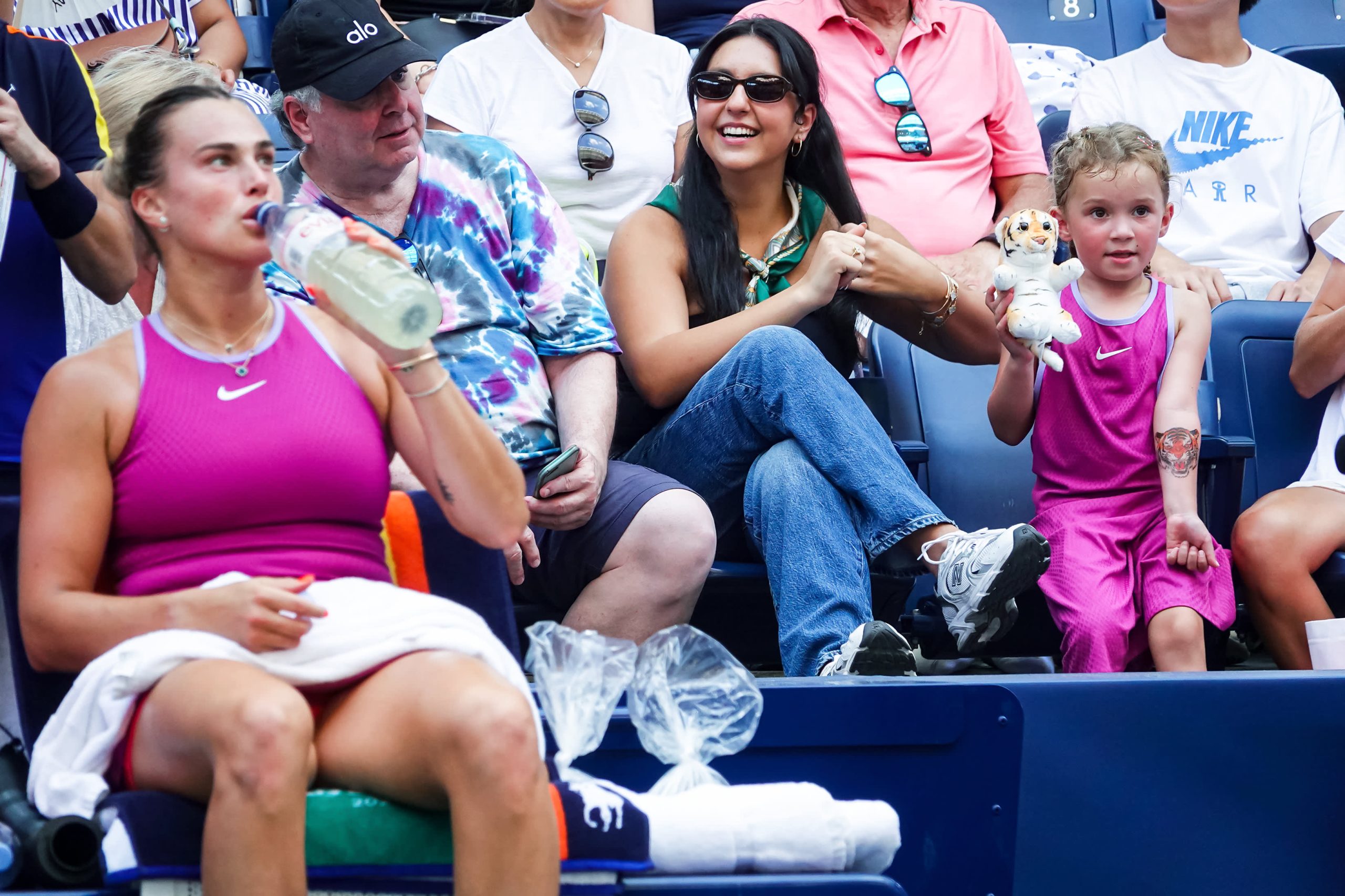 Arina Sabalenka upoznaje "mini-mene", govori o inspirativnoj mladoj generaciji na 2024 Otvoreno prvenstvo pobede